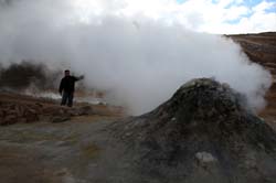 b.Le zone geotermiche abbondano, vista l'enorme attività vulcanica dell'isola.